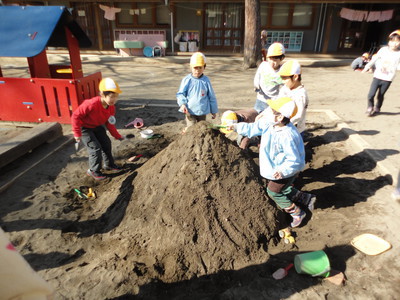 大きなお山、みんなでつくったよ